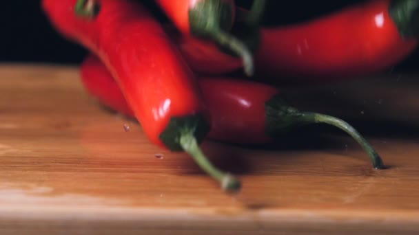 Padající Pepř Červená Paprika Dřevěná Deska Červený Pepř Padá Zpomaleně — Stock video