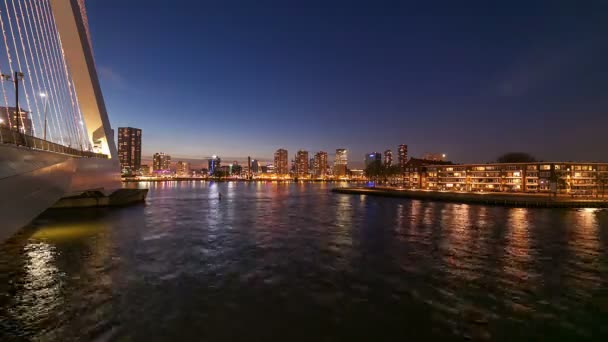 Brücke Und Moderne Stadt Bei Nacht — Stockvideo