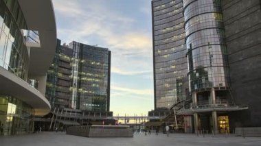 İnsanlar gece için Modern şehir Dusk