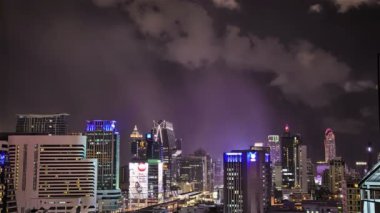 Şimşekler şehir manzarası, gece 2k döngü üzerinde
