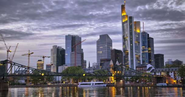 Wolkenkratzer Und Menschen Der Dämmerung — Stockvideo