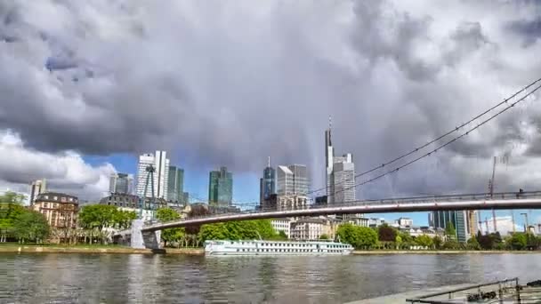 Caminhando Longo Rio Cidade — Vídeo de Stock