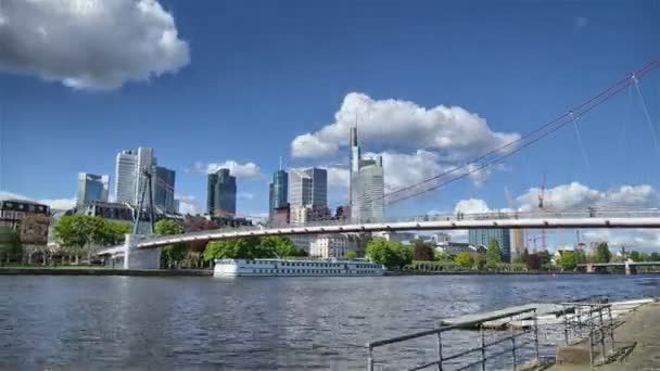 Caminhando Longo Rio Cidade — Vídeo de Stock