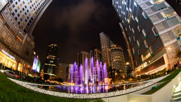 吉隆坡市中心喷泉灯显示与天际线的时间推移 — 图库视频影像
