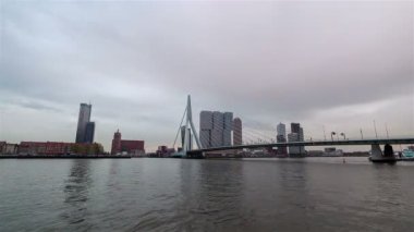 Mavi saatte modern gökdelenler