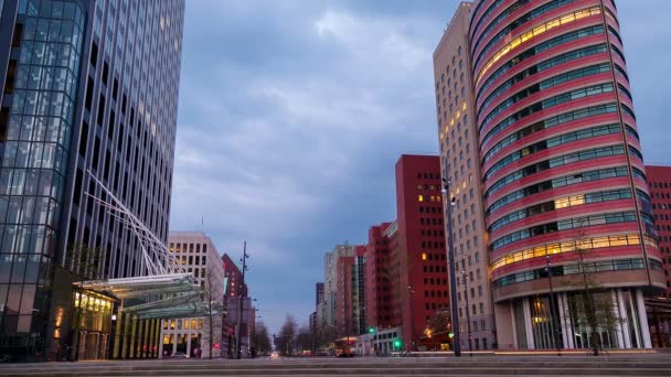 现代摩天大楼和黄昏时的交通 — 图库视频影像