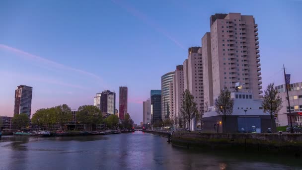 Moderne Wolkenkratzer Und Wasserkanäle Dämmern Der Nacht — Stockvideo