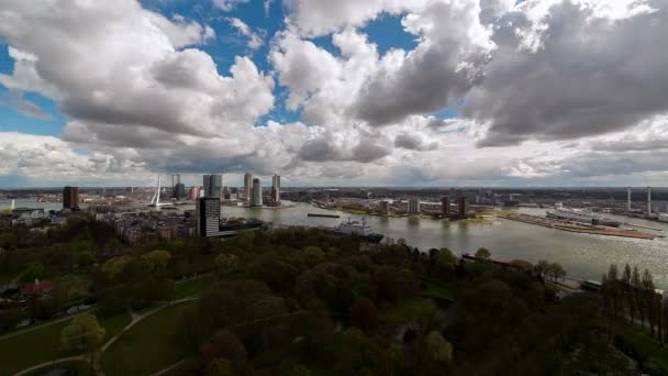 Nubes Flotando Sobre Ciudad Moderna — Vídeos de Stock