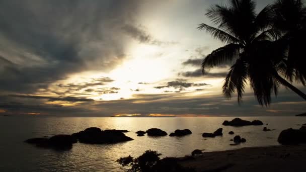 Kleurrijke Zonsondergang Een Tropisch Strand Timelapse — Stockvideo