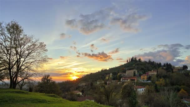 Pôr Sol Colorido Sobre Hillside Town — Vídeo de Stock