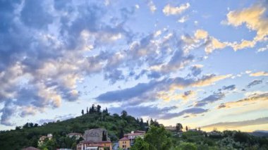 İtalyan Sunset Hill ve kilise Timelapse