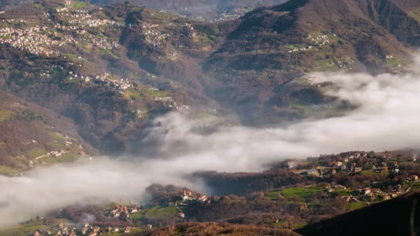 Mgła Płynie Nad Miastem Góry — Wideo stockowe