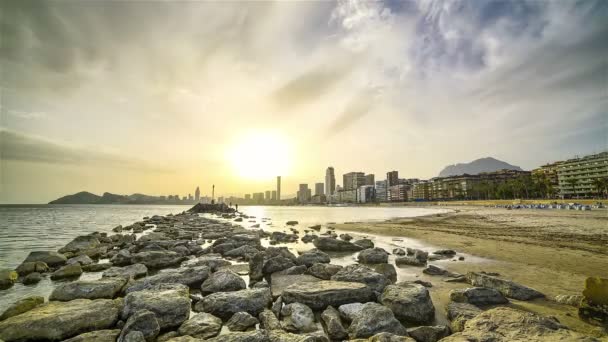 Tramonto Hazy Sulla Spiaggia Fronte Città Moderna — Video Stock