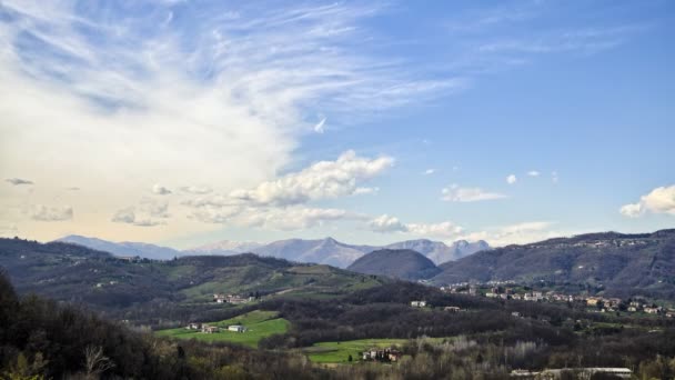 イタリアの丘や山の夏の風景のタイムラプス — ストック動画