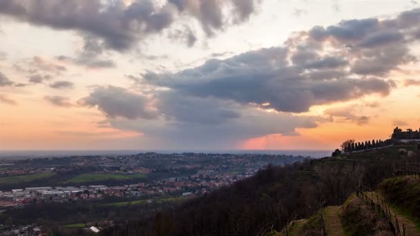 Raios Luz Noite Sobre Paisagem Cidade — Vídeo de Stock