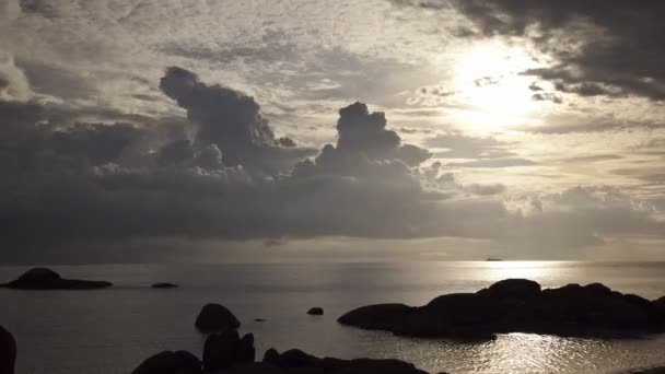 在海上的软云与太阳射线的时间流逝 — 图库视频影像