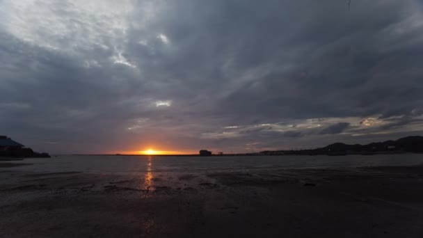 Bir Plaj Gün Batımında Üzerinde Timelapse Renkli Bulutlar — Stok video