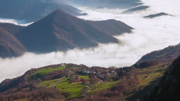 Stad Boven Rivier Van Mist — Stockvideo