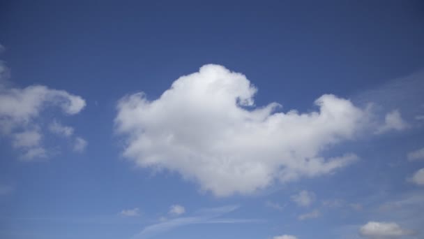 白い雲と青い空のタイムラプス — ストック動画