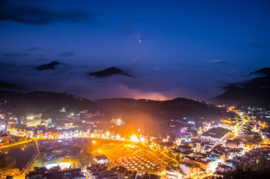 Hareketli sis geçmek Sapa köyü Vietnam akşam saat .