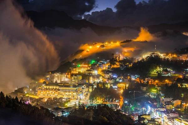 Hareketli sis geçmek Sapa köyü Vietnam akşam saat .