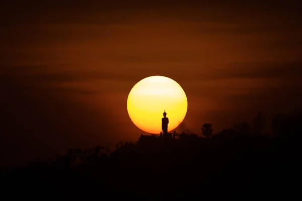 Sun settng efter big Buddha — Stockfoto