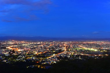 Akşam vakti Chiang Mai şehrinin Alacakaranlık ve 