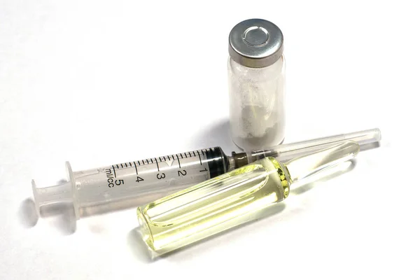 Seringue Vaccins Dans Différentes Ampoules Sur Fond Blanc — Photo