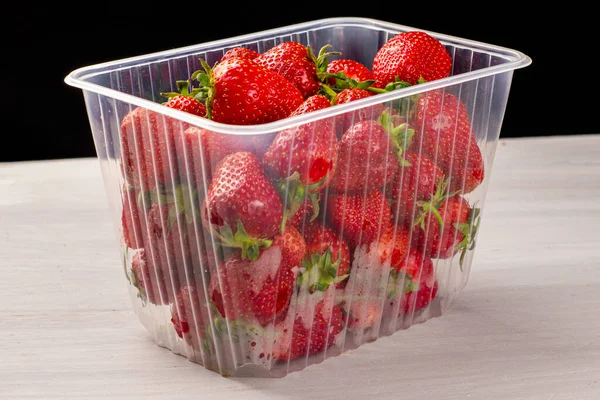 Récipient Plastique Transparent Avec Des Fraises Juteuses Mûres Rouges Est — Photo