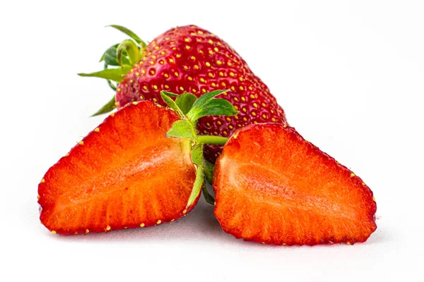 Zwei Erdbeeren Auf Weißem Hintergrund Eine Erdbeere Ganz Die Andere — Stockfoto