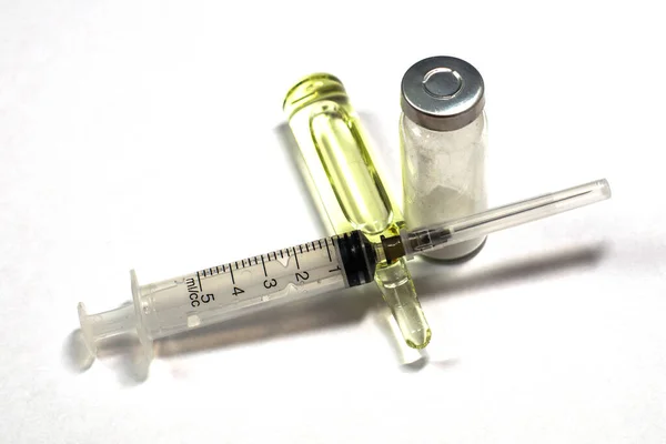 Injekční Stříkačky Vakcíny Různých Ampulích Bílém Pozadí — Stock fotografie