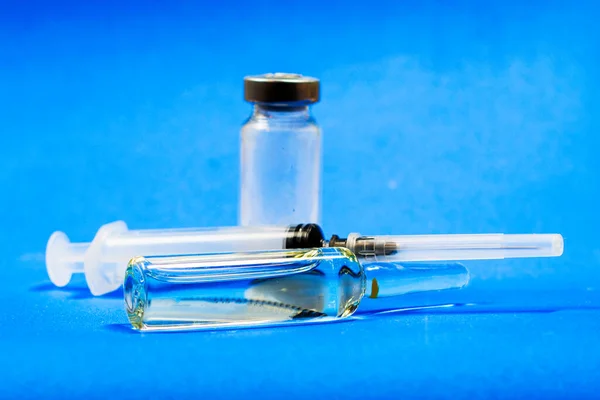 Stříkačky Vakcíny Různých Ampulích Modrém Pozadí — Stock fotografie