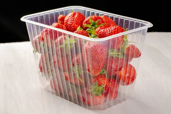 Transparente Plastikdose Mit Roten Reifen Saftigen Erdbeeren Auf Dem Tisch — Stockfoto