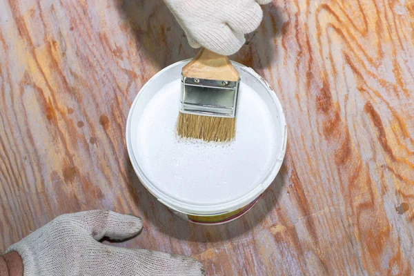 Hombre Guantes Trabajo Pinta Una Superficie Madera Con Pintura Blanca — Foto de Stock