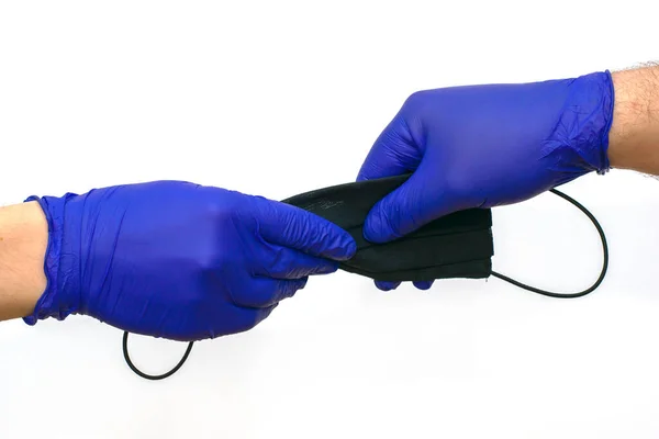 Hand Blauem Medizinischen Schutzhandschuh Überträgt Eine Schwarze Medizinische Maske Auf — Stockfoto