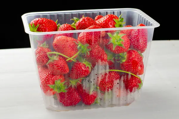 Transparente Plastikdose Mit Roten Reifen Saftigen Erdbeeren Auf Dem Tisch — Stockfoto