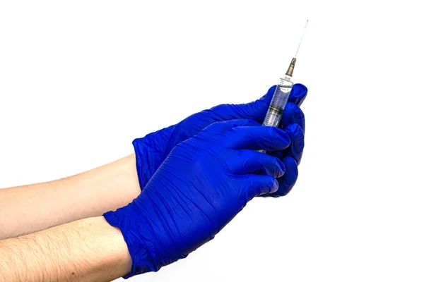 青い保護医療用手袋の針は白い背景に注射器を持っています — ストック写真