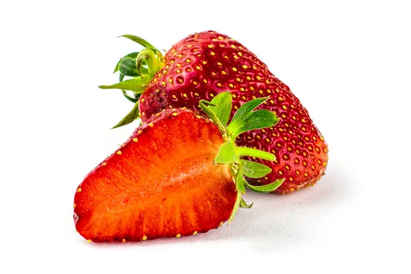 Erdbeeren auf weißem Hintergrund eine ganze andere Erdbeere halbieren — Stockfoto
