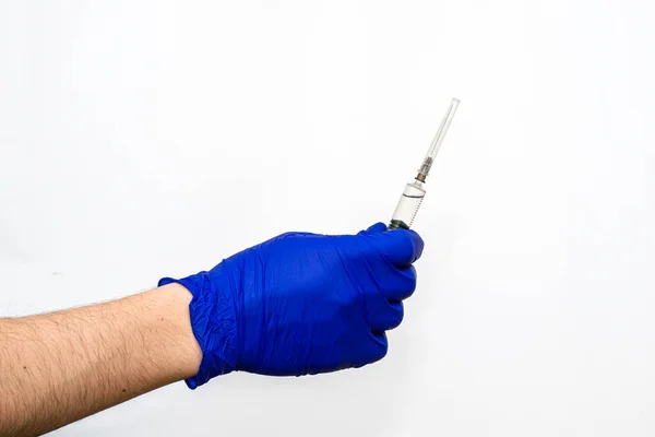 Mão Uma Luva Cirúrgica Protetora Azul Segura Uma Seringa Fundo — Fotografia de Stock