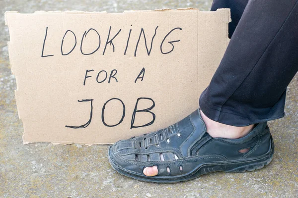 Hombre Concepto Desempleo Viejos Zapatos Rotos Sienta Suelo Sus Pies — Foto de Stock