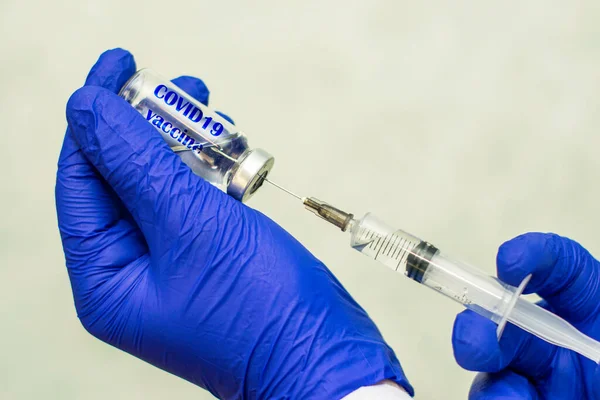Uma Mão Uma Luva Cirúrgica Médica Azul Pega Uma Vacina — Fotografia de Stock