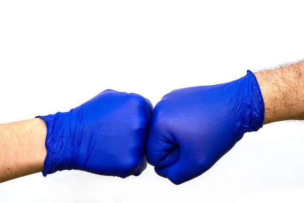 Hände in blauen OP-Schutzhandschuhen begrüßen sich mit den Fäusten. — Stockfoto