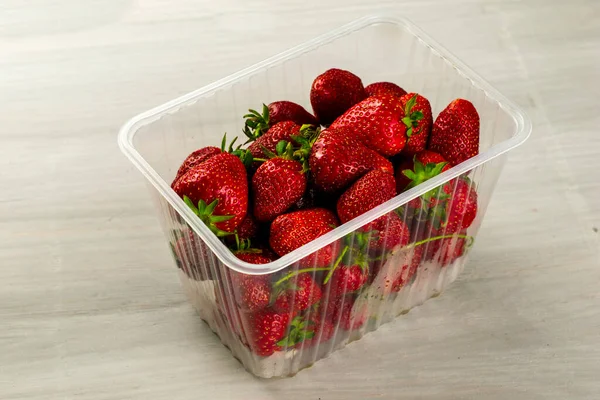 Ein Klares Plastikgefäß Mit Reifen Saftigen Roten Erdbeeren Liegt Auf — Stockfoto