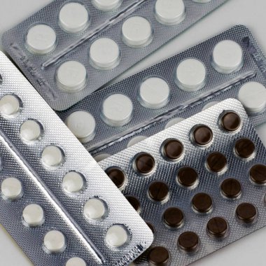 Arkaplan arkaplanı için üst görünümde su toplayan çok sayıda tablet