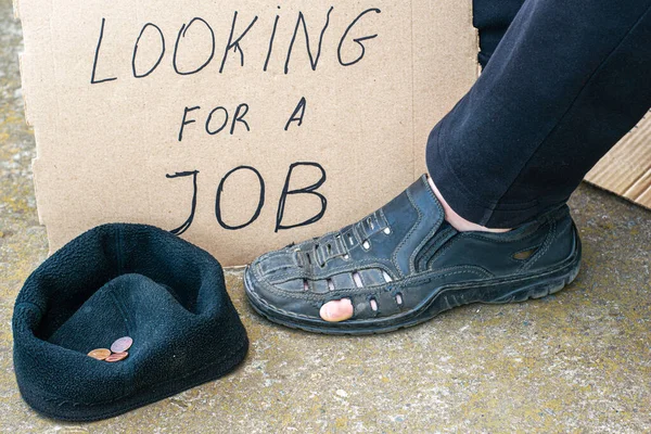 Concetto Disoccupazione Uomo Vecchie Scarpe Strappate Siede Terra Suoi Piedi — Foto Stock