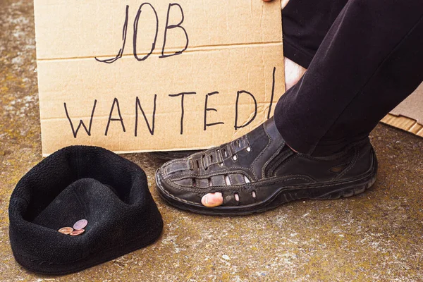 Nezaměstnanost Koncept Muž Starých Roztrhaných Obuvi Sedí Zemi Nohou Kartónová — Stock fotografie
