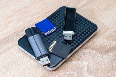 Masada farklı hafıza kartları var.