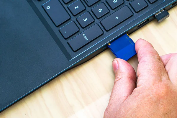 Mão Homem Inserindo Cartão Flash Conector Laptop — Fotografia de Stock
