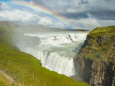 Gökkuşağının üstünde o ile İzlanda'daki güzel gullfoss şelale