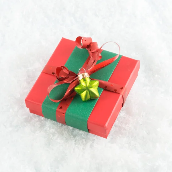 Weihnachtsgeschenk Verpackt Rotem Geschenkpapier Auf Weißer Schneeflocke — Stockfoto
